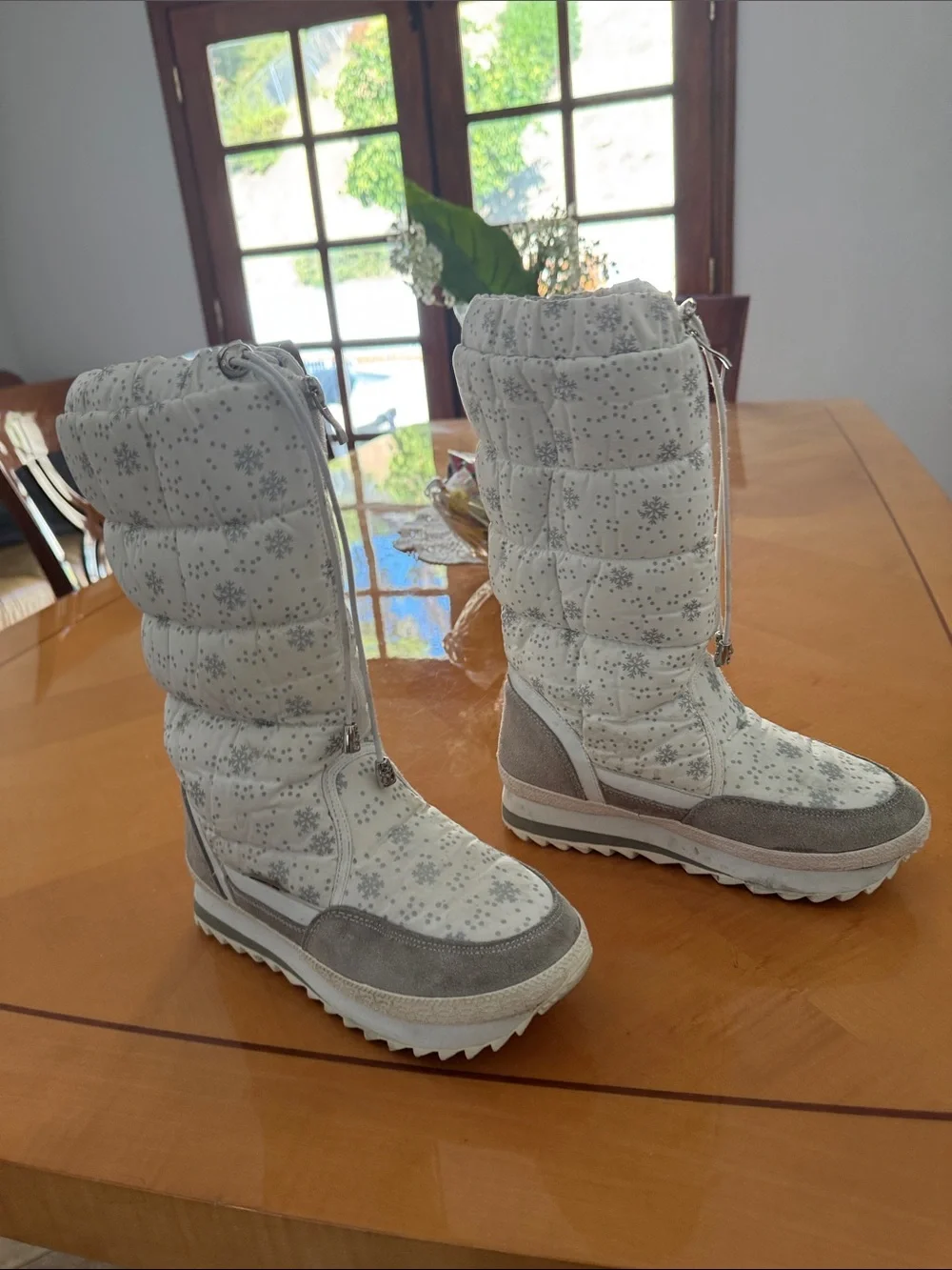 Buffie Women's White Snowflake Winter Boots size 38